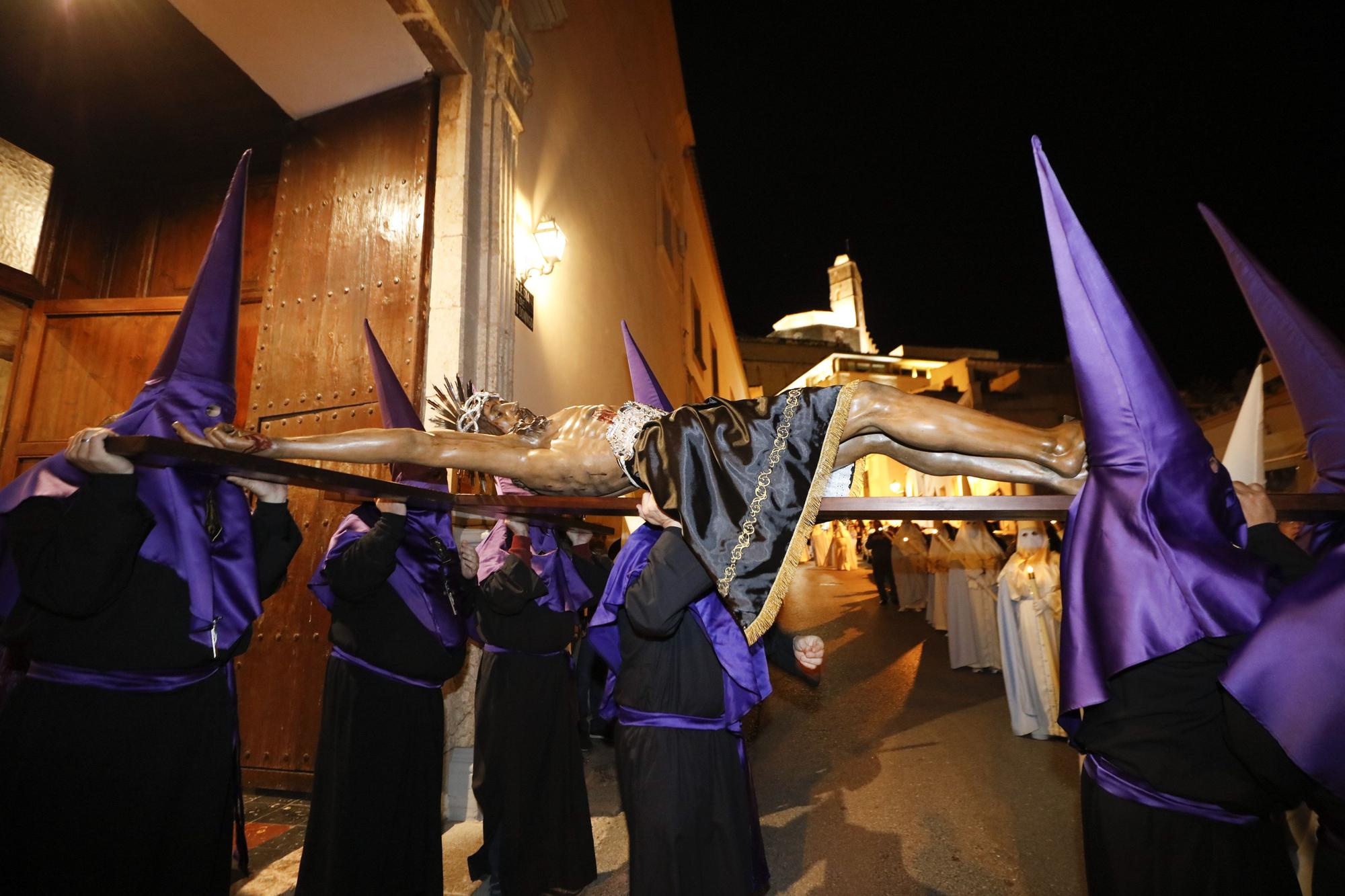 Mira aquí todas las fotos de la procesión del Viernes de Dolores en Ibiza