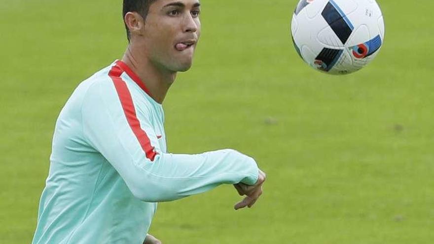 Cristiano Ronaldo, ayer durante el entrenamiento de Portugal.