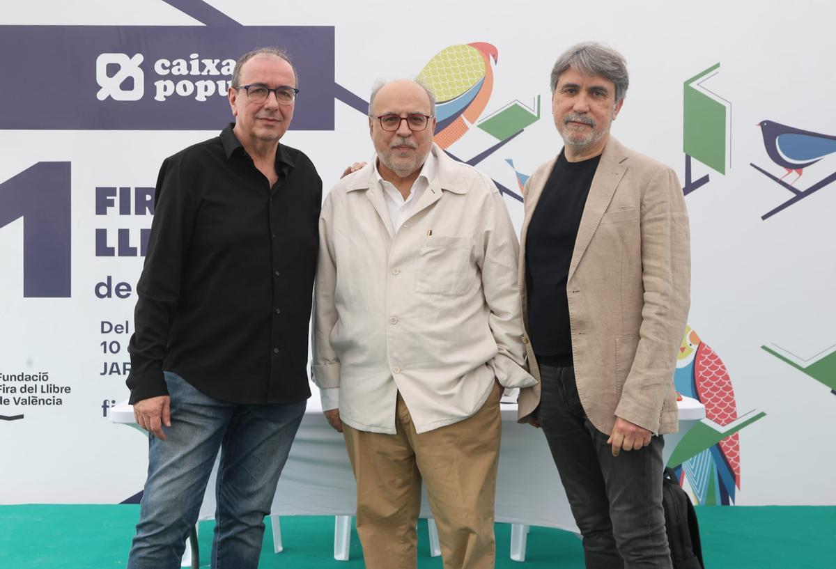 La Fira del Llibre desafía al mal tiempo y celebra un sábado de máxima afluencia La Fira del Llibre desafía al mal tiempo y celebra un sábado de máxima afluencia