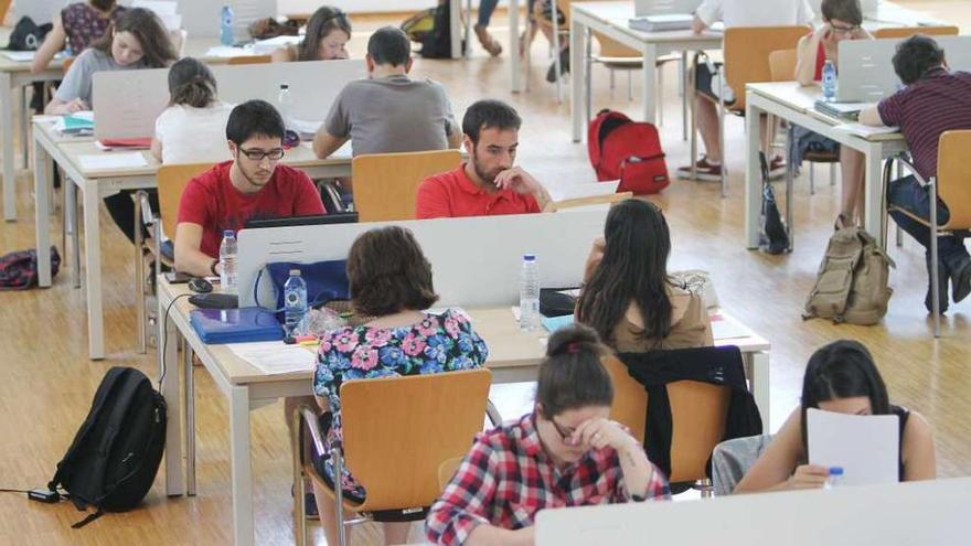 Estudiantes en la biblioteca del campus universitario. // Iñaki Osorio