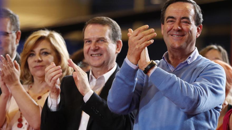 Abel Caballero, junto a José Bono y Elena Valenciano. // Efe