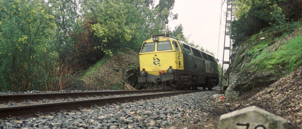 Tren de mercancías en la línea Ourense-Monforte