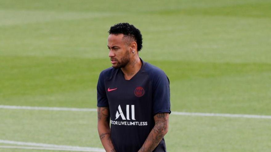 Neymar, durante un entrenamiento con el PSG. // P. Wojazer