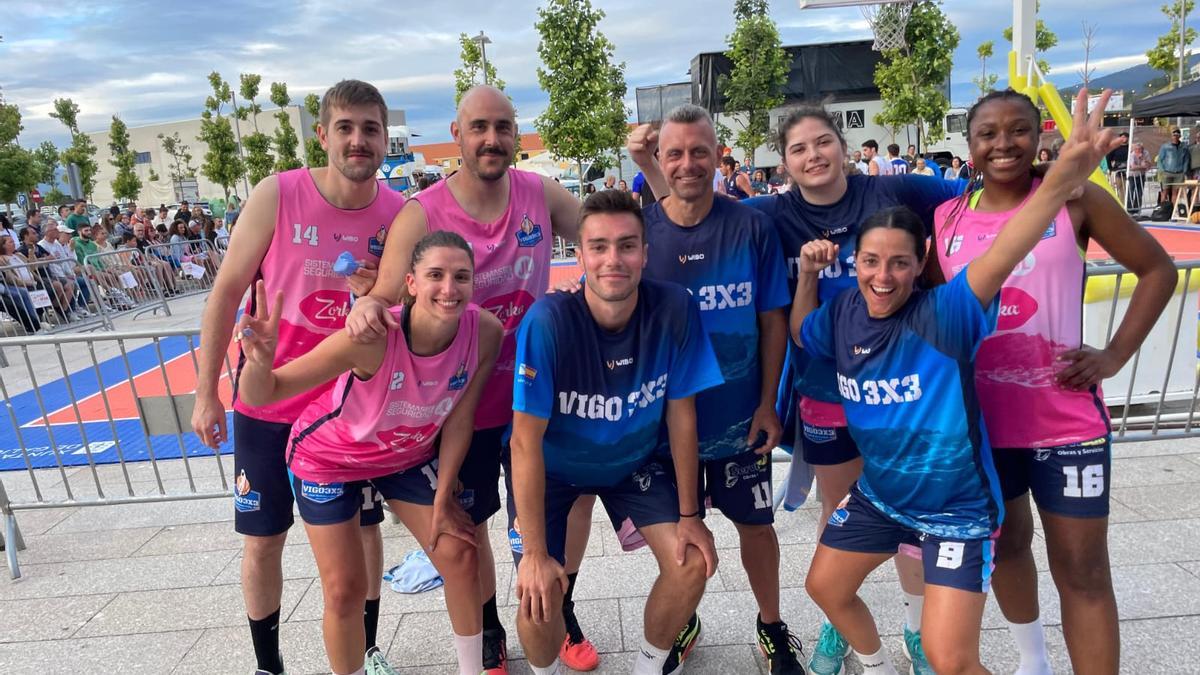 Los componentes de los dos equipos del CB Vigo 3x3, en Porto do Son.