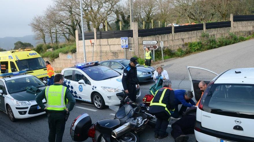 El lugar del accidente, en la PO-315 a su paso por Aldán, con la moto y el coche. / Gonzalo Núñez