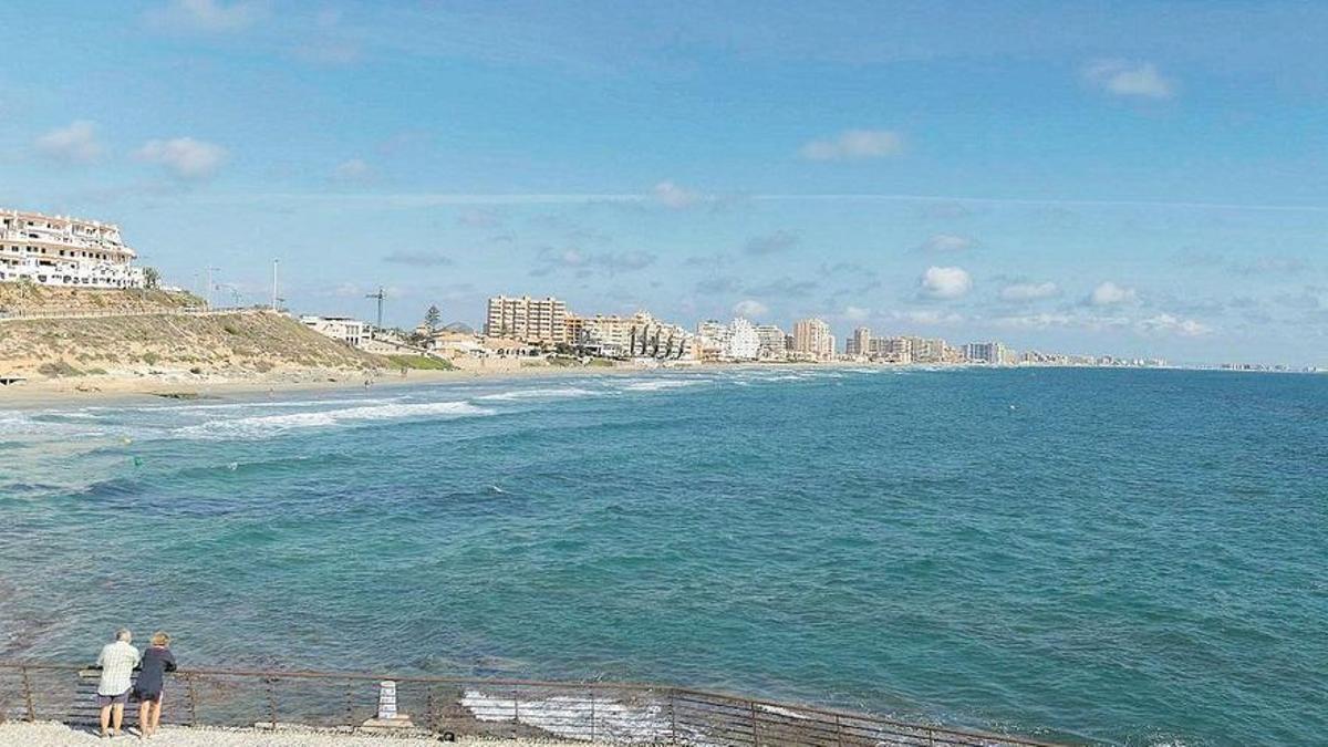 Personas miran el mar en La Manga, en una foto de archivo.