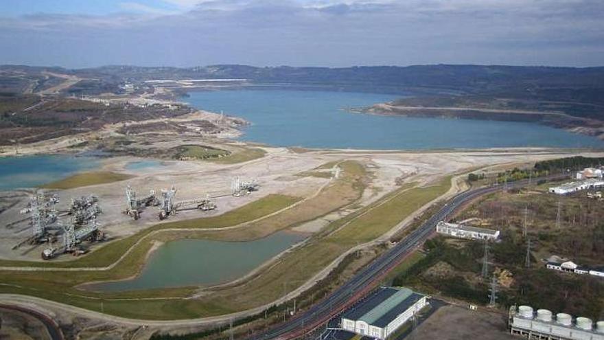 Estado actual del lago artificial que Endesa crea en el hueco de la mina de As Pontes. / la opinión