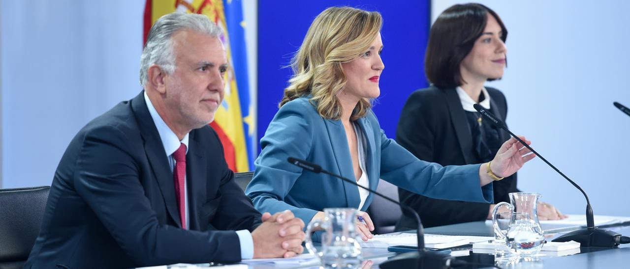 El ministro de Política Territorial, Ángel Víctor Torres; la portavoz del Gobierno, Pilar Alegría y la ministra de Ciencia, Diana Morant, este martes.