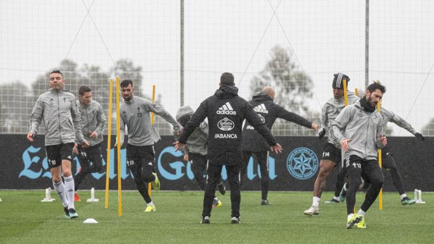 Los jugadores del Celta realizan un ejercicio durante el entrenamiento vespertino celebrado ayer en la ciudad deportiva de Pereiras. | // RC CELTA