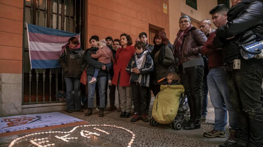 Emotiva concentración frente al  Parlament en apoyo de los derechos de los transexuales