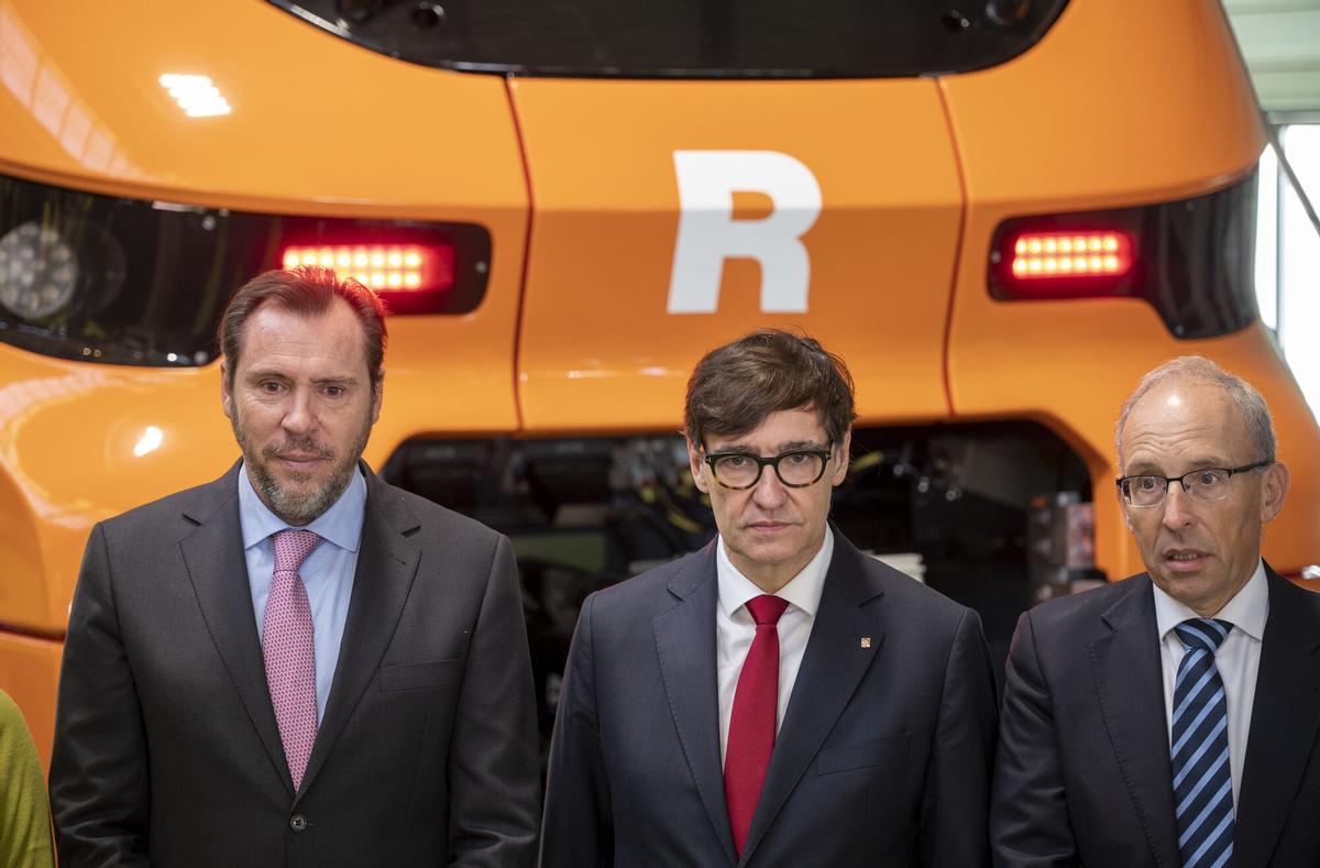 La empresa Alstom presenta en su planta de Santa Perpetua los nuevos trenes de Rodalies con la presencia del ministro Óscar Puente, el president Salvador Illa y el presidente de Alstom España y Portugal, Leopoldo Maestu, en enero de 2025.