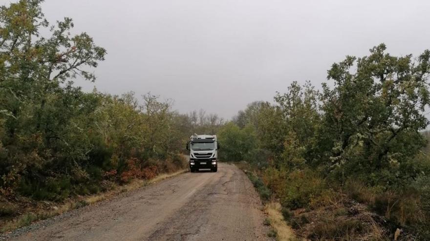 Camino rural asfaltado que comunica los pueblos de Brandilanes y Moveros. | Ch. S.