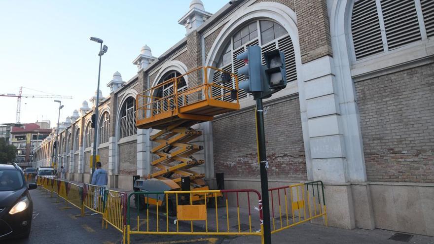 La fachada lateral ya está acordonada para los trabajos de saneamiento de cornisas.