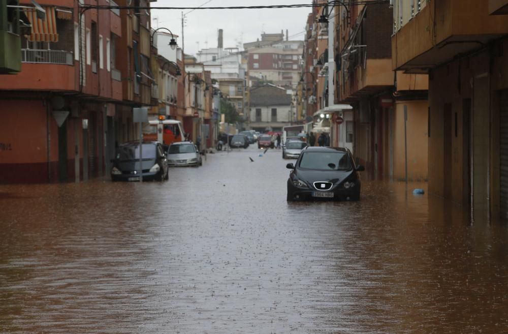 Consecuencias de la tromba de agua caída en Alzira esta pasada madrugada y esta mañana.