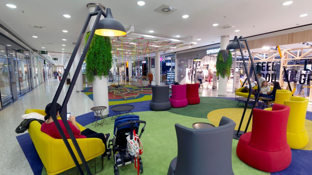 Interior del centro comercial Alzamora de Alcoy.