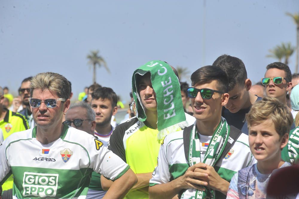 Unos mil aficionados ven el triunfo del Elche en pantalla gigante junto al estadio Martínez Valero