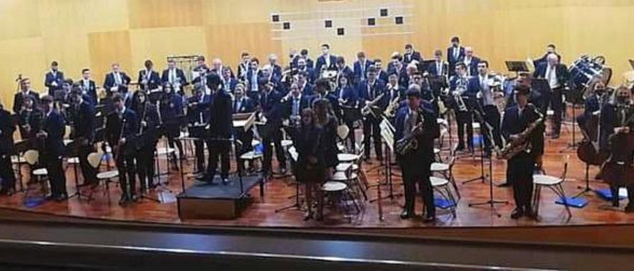 La banda sinfónica de la Sociedad Instructiva Musical Santa Cecilia de Cullera durante el concierto del  domingo. | LEVANTE-EMV