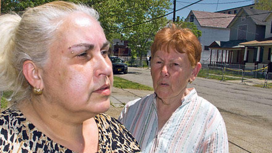 Aurora Martí, a la derecha, con su hija Jovita, junto a su casa, situada frente a la de Ariel Castro.