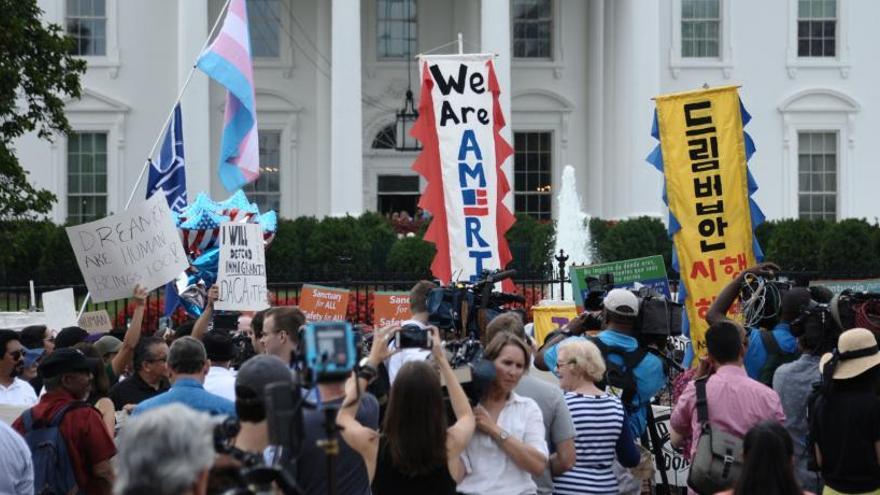 Varios jóvenes protestan por la derogación del plan DACA.