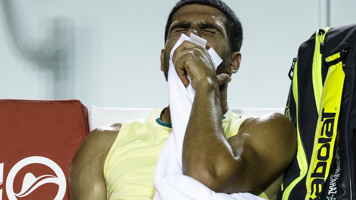 Carlos Alcaraz, con gestos de dolor mientras es atendido por el fisioterapeuta del Abierto de Río de Janeiro
