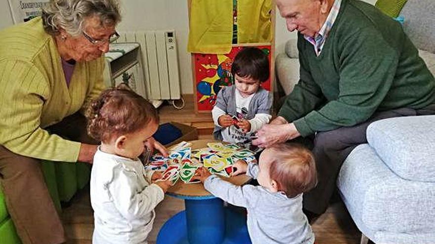 Usuarios de la Casa do Maior con pequeños de la casa nido.