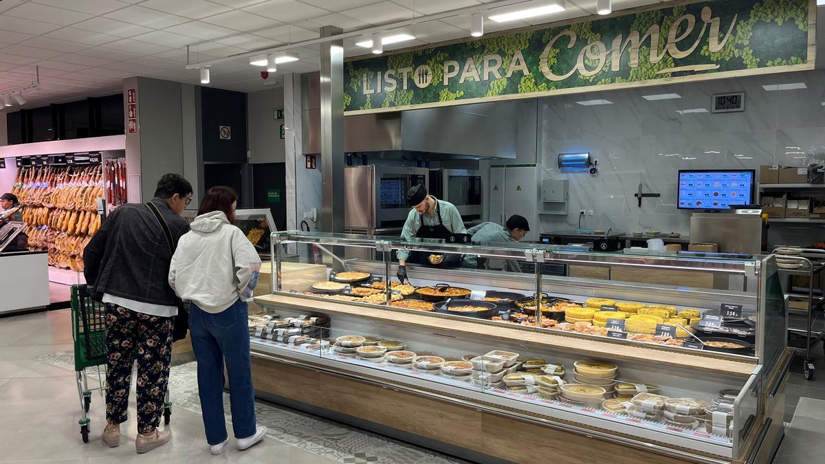 Zona de 'listo para comer' del supermercado de Mercadona en Arroyo.