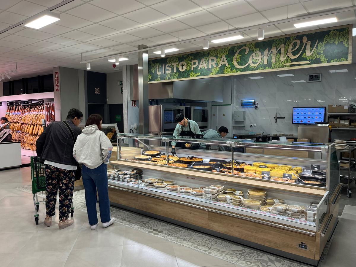 Zona de 'listo para comer' del nuevo supermercado de Mercadona en Arroyo.