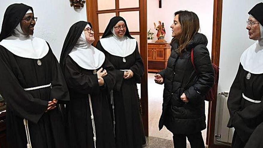 Las monjas clarisas, ayer, en su convento, con la alcaldesa, Inés Rey.