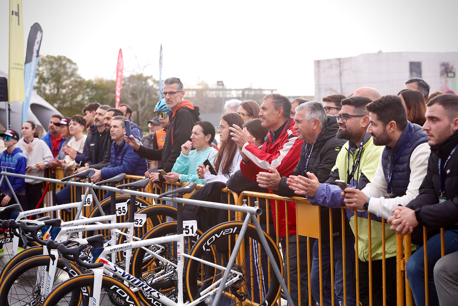 La salida de la etapa de Córdoba de la Vuelta a Andalucía en imágenes