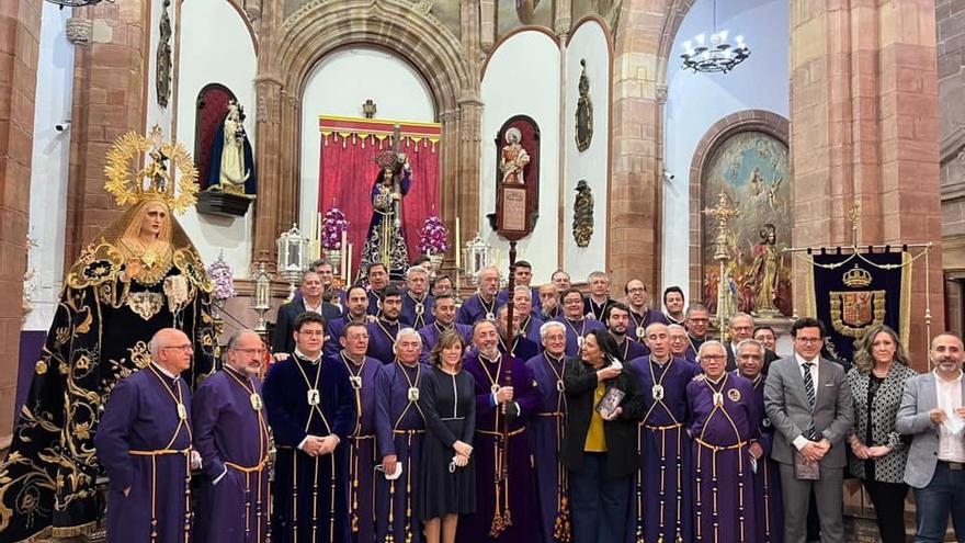 Integrantes del coro y de la cofradía, en la presentación del disco.