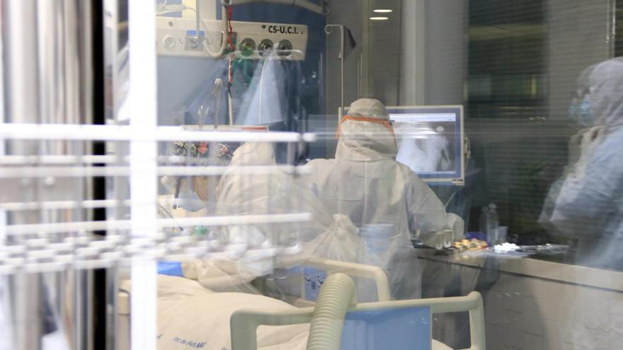 Professionals sanitaris atenent un pacient amb covid-19 en una UCI de l&#039;Hospital del Mar, en la pandèmia de coronavirus el passat mes d&#039;abril