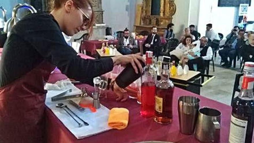 Una concursante finaliza la elaboración de su propuesta.