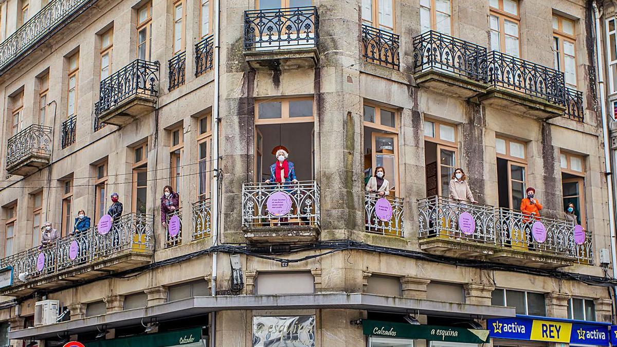 Imagen de mujeres del colectivo tomada en los balcones de su sede.