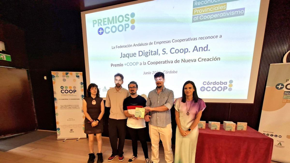 La delegada de Empleo, Mª Dolores Gálvez, con la cooperativa Jaque Digital, premiada en la categoría de Nueva Creación en la III Edición Premios +COOP.