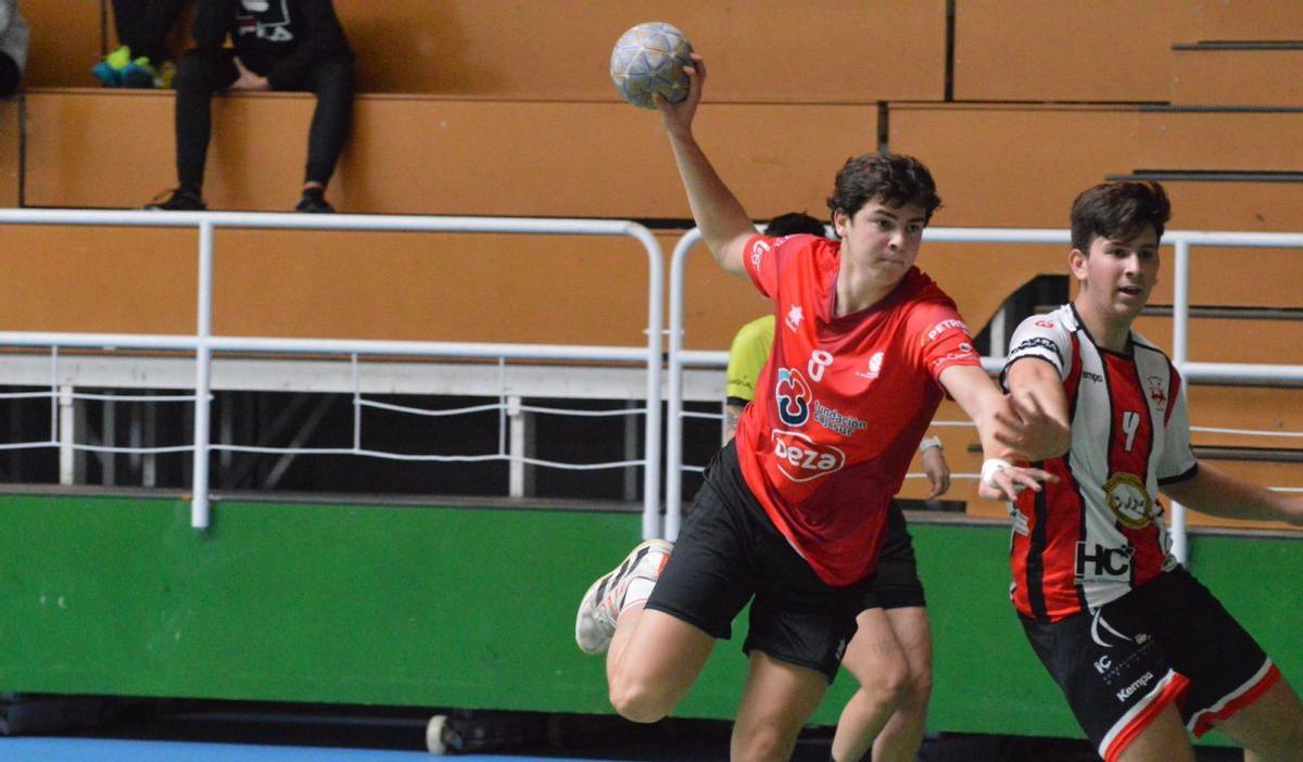 Fernández Martos lanza a portería en un partido del Cajasur.