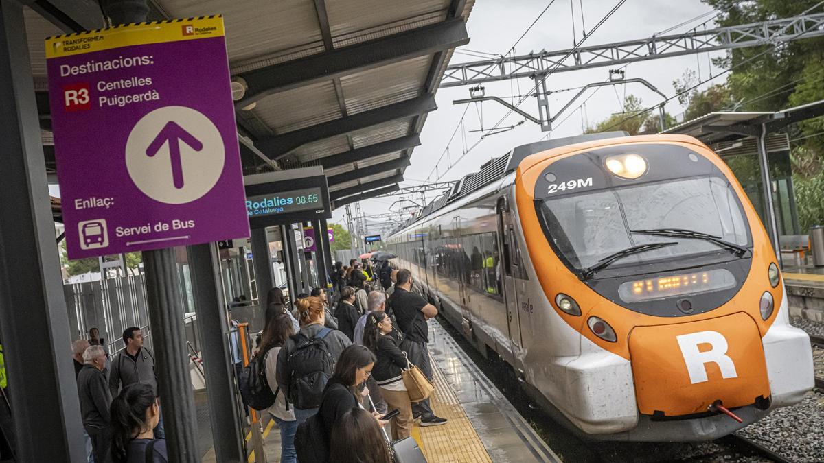 Un tren de la R3, detenido en la parada de Mollet, el 16 de octubre, a los pocos días del primer corte