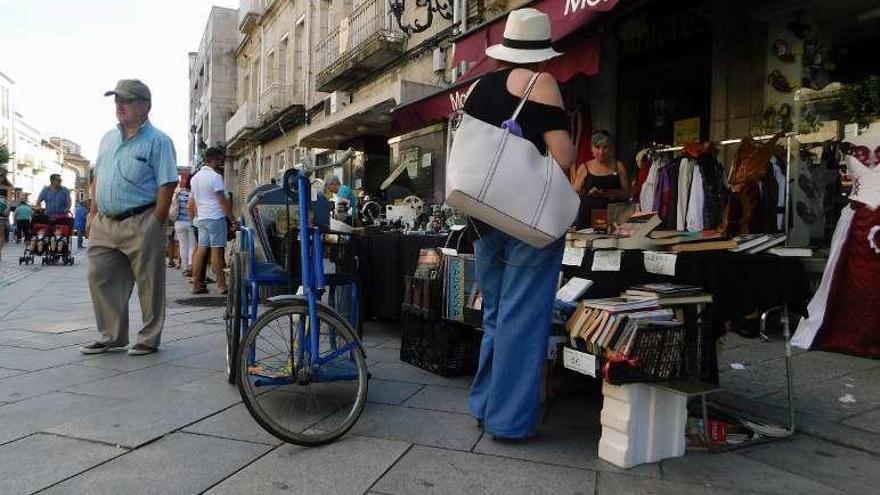 La feria ofertaba desde vehículos &quot;vintage&quot; a libros usados. // D.B.M.