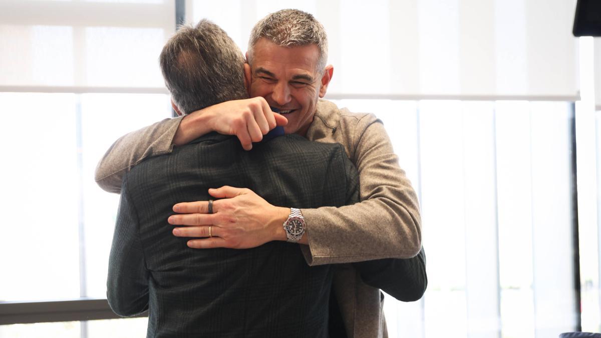 Valero Rivera y Enric Masip se fundieron en un abrazo