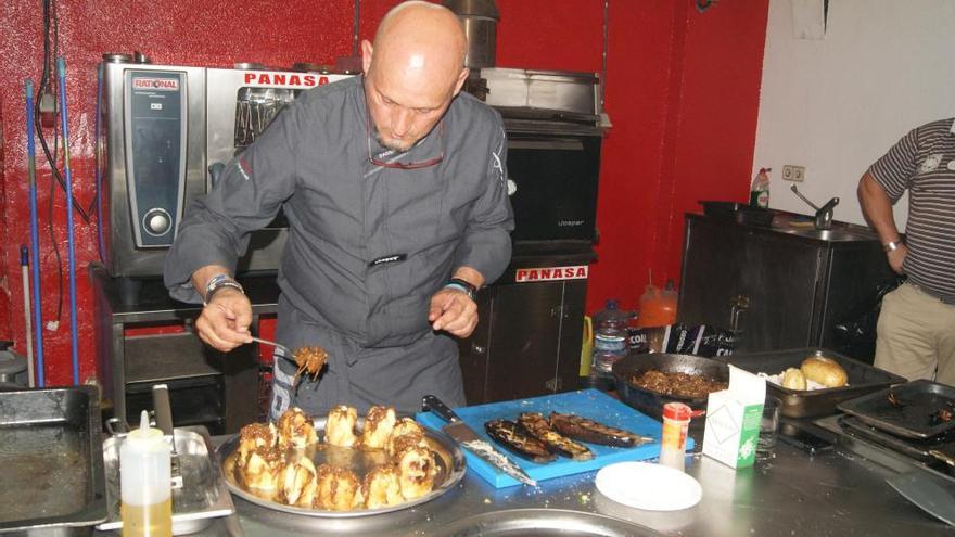 Joan Fuster, en un momento de la demostración de los hornos de brasas Josper.