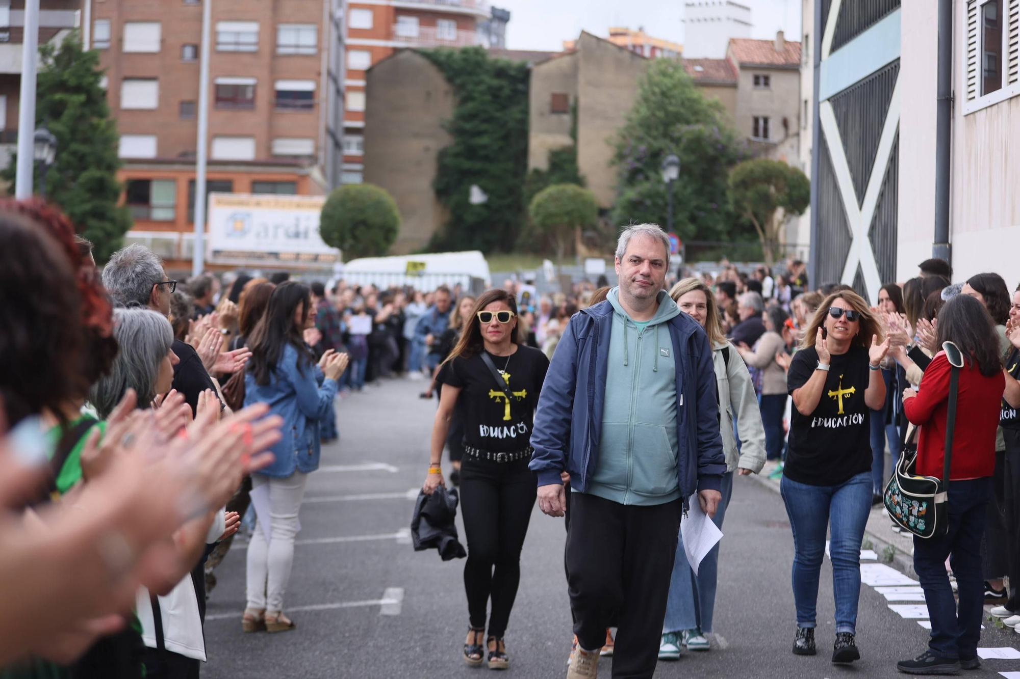 EN IMÁGENES: Concentración de directores de colegio de toda Asturias en el IES La Ería de Oviedo