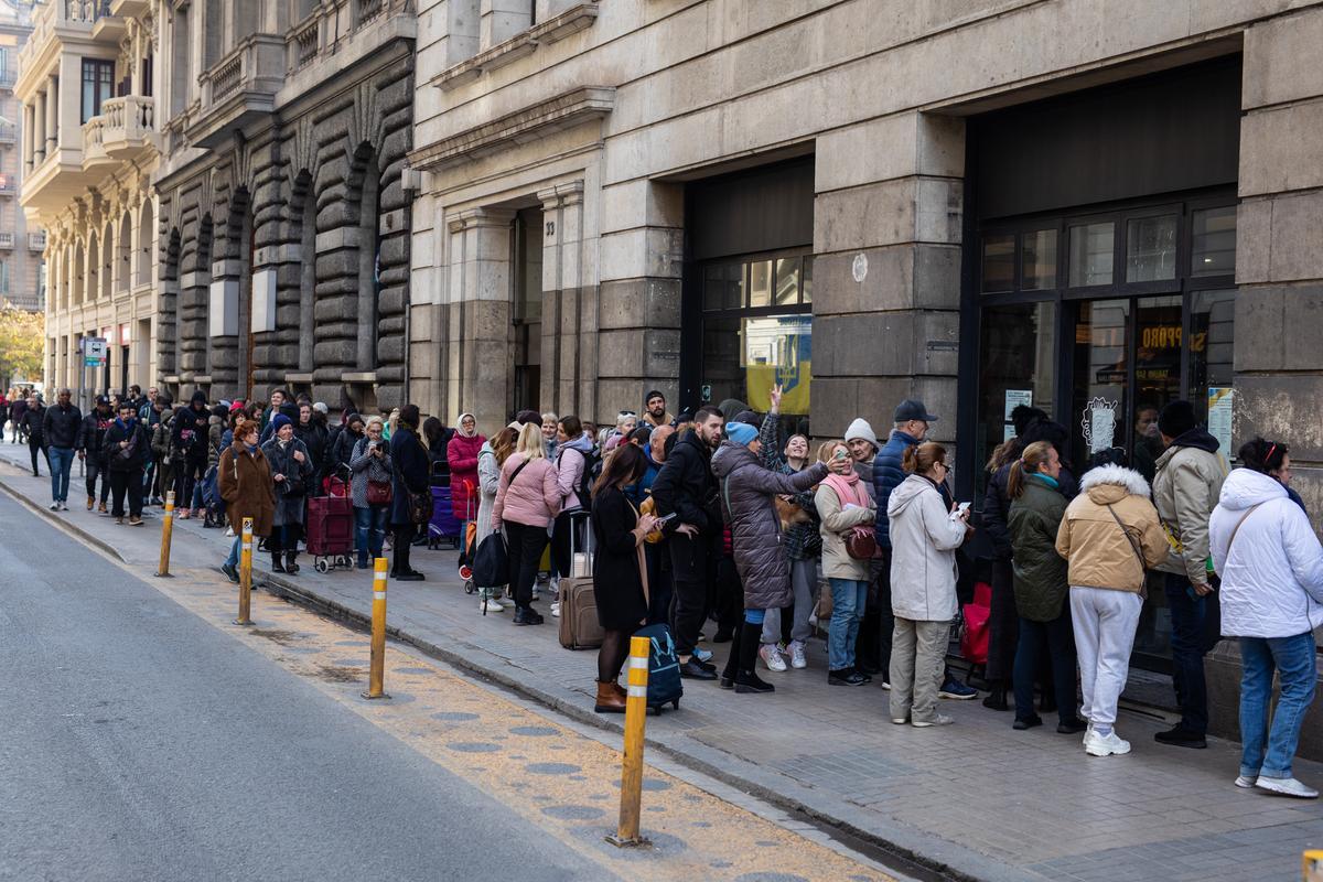 La Asociacion de ucranianos Djerelo que ayudan a los refugiados que están en Barcelona con alimentos, ropa, productos primera necesidad y lo hacen en vía Laietana 33 en el centro