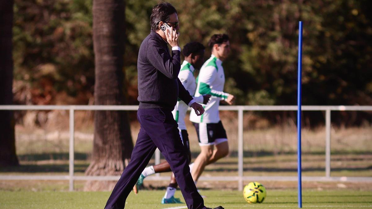 Monterrubio habla por teléfono durante un entrenamiento del Córdoba CF, en la Ciudad Deportiva.