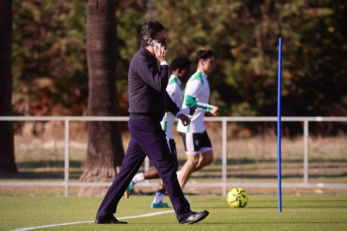 Monterrubio habla por teléfono durante el entrenamiento del Córdoba CF, este miércoles, en la Ciudad Deportiva.