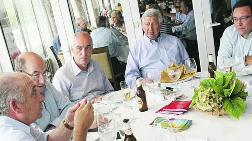 Por la izquierda, Vicente Gotor, Salvador Ordóñez, Villa Cellino, Rafael Puyol y Juan Vázquez, durante el almuerzo en Ribadesella.