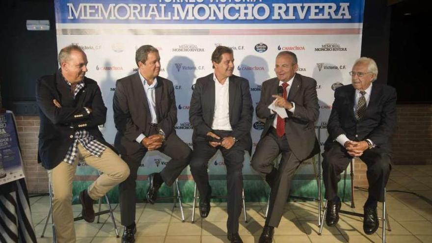 Juan Vázquez, Tino Fernández, Ignacio Rivera, Pedro Posada y Alberto Martí, en la presentación del partido.