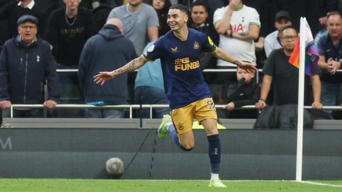 Miguel Almirón celebra su tanto ante el Tottenham