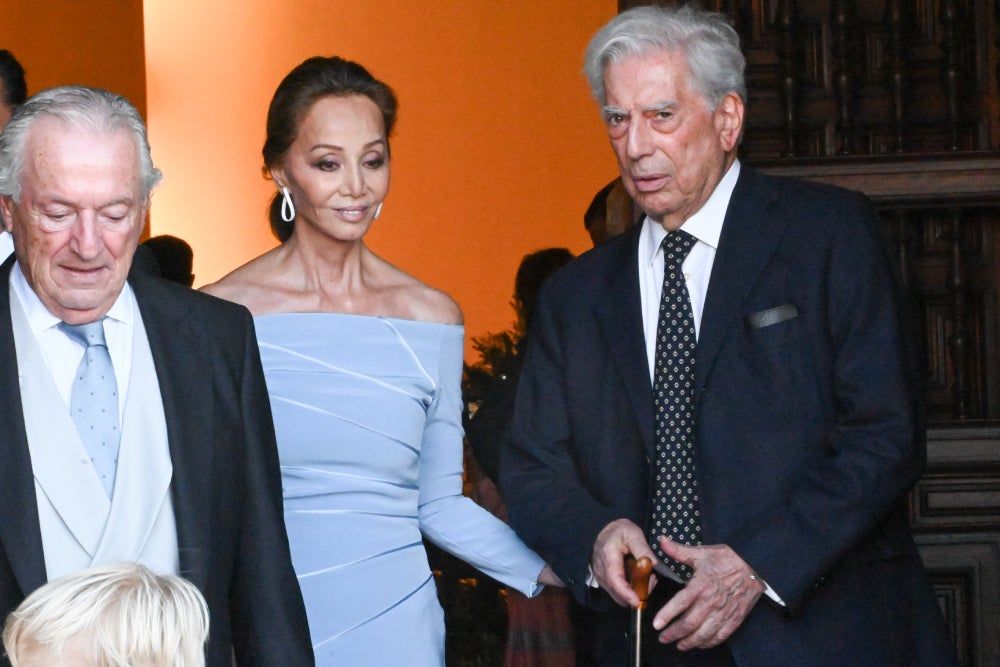 Isabel Preysler y Mario Vargas Llosa en una iglesia