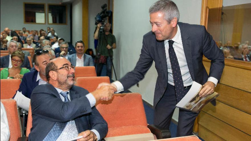 El presidente de la CCE, Agustín Manrique de Lara (de pie), saluda a su vicepresidente primero, Vicente Marrero.