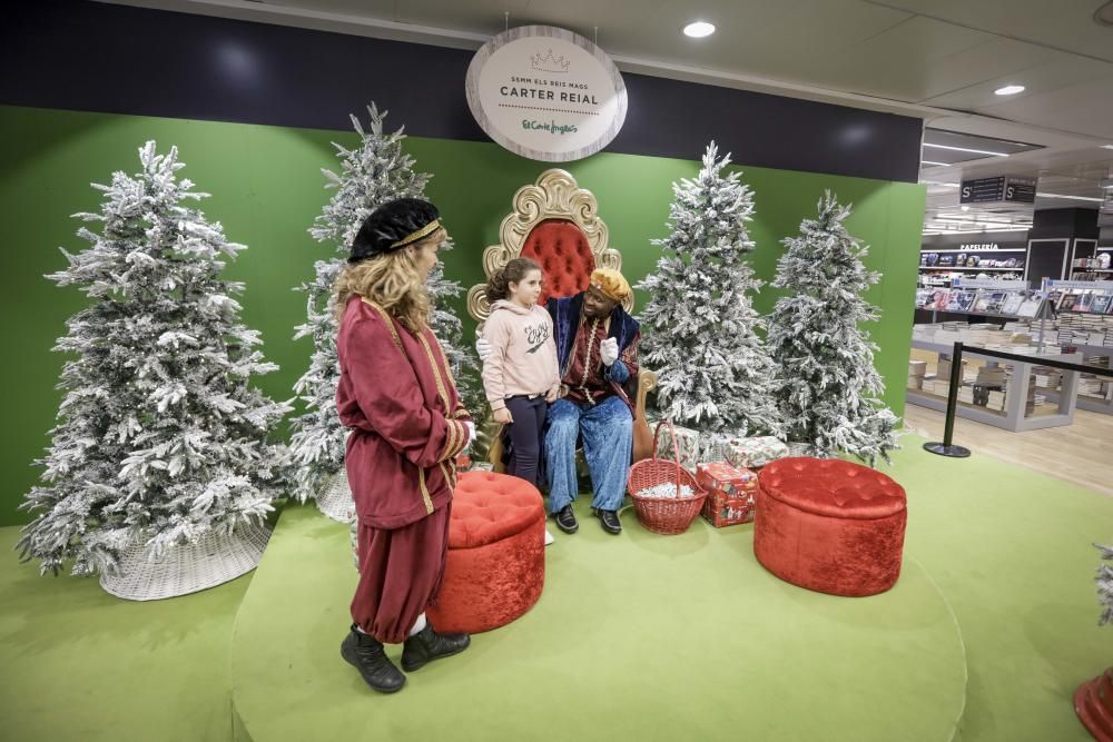 El cartero real recoge las cartas para sus majestades los Reyes Magos