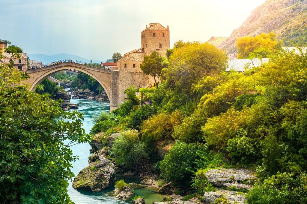 Empezamos el día desde el Puente Viejo, que se sitúa sobre el río Neretva de la cuidad de Mostar, en Bosnia y Herzegovina. Es uno de los monumentos históricos más famosos de la antigua Yugoslavia y desde el año 2005 es considerado Patrimonio de la Humanidad.    